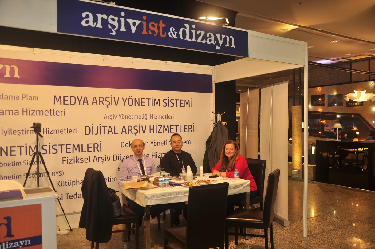 A team photo at the Arşivist & Dizayn stand at the Heritage Istanbul 2023 fair