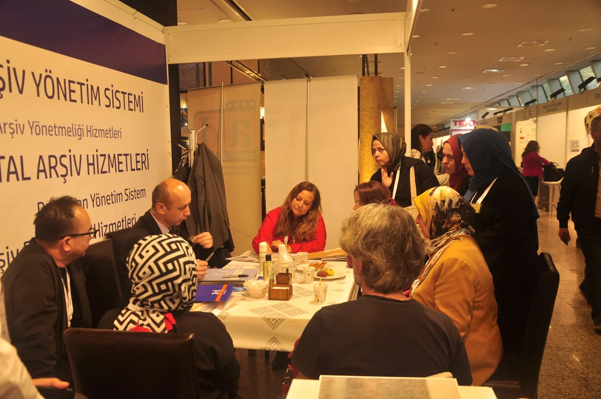 The Arşivist & Dizayn team at the meeting table with visitors at the Heritage Istanbul 2023 fair