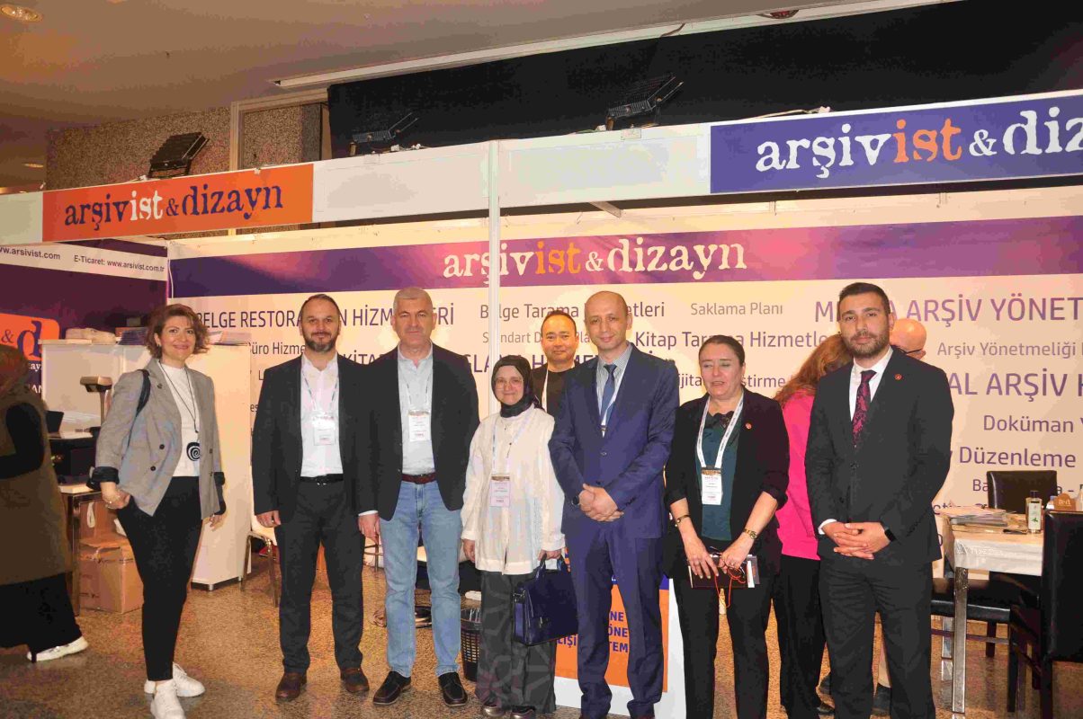 The Arşivist & Dizayn team with visitors at the Heritage Istanbul fair