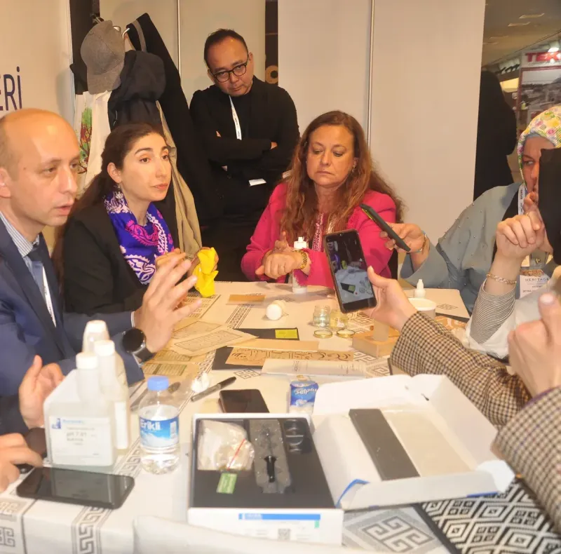 La foule de visiteurs sur le stand d’Arşivist & Dizayn au salon Heritage Istanbul 2023