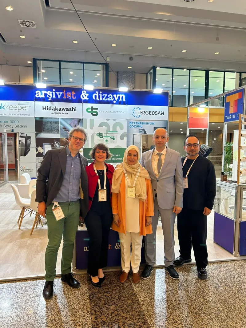Photo de groupe de l’équipe Arşivist & Dizayn devant le stand au salon Heritage Istanbul 2024