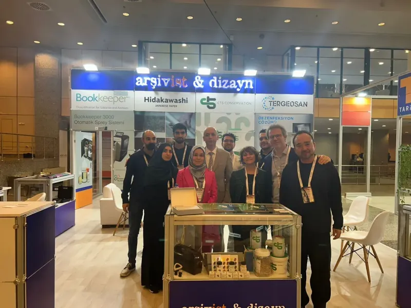 La vitrine des produits sur le stand d’Arşivist & Dizayn au salon Heritage Istanbul 2024
